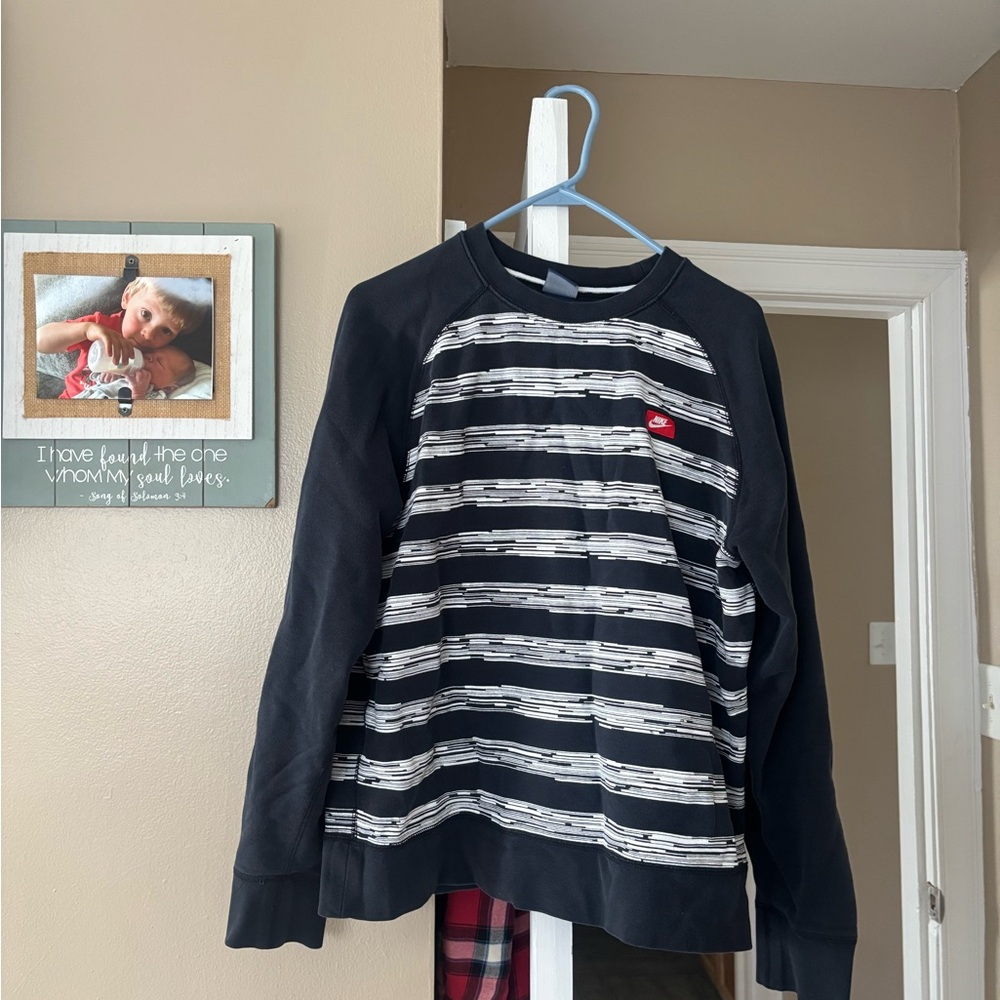Men’s Large Striped Navy and White Nike Sweatshirt
